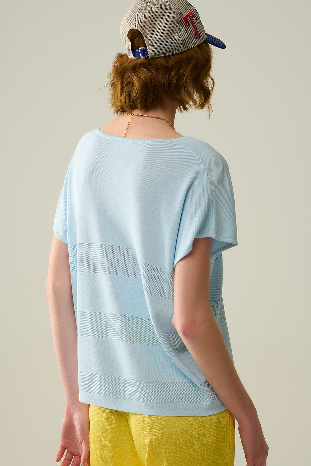 Babyblauwe V-hals trui met opengebreid detail