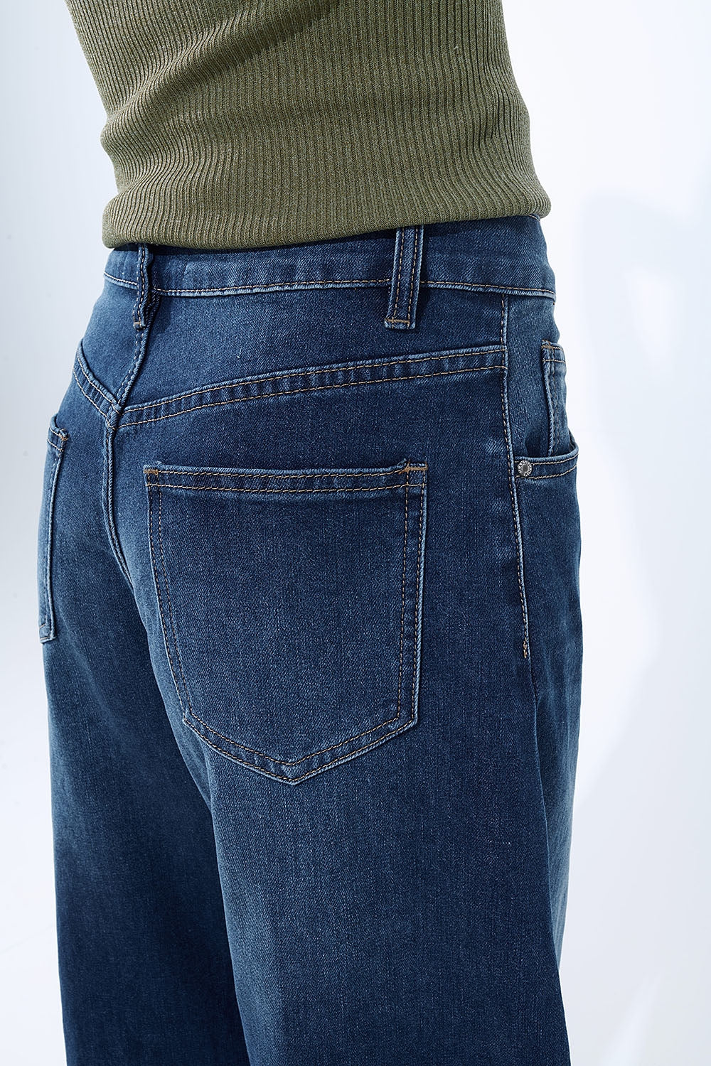 Barrel jeans with balloon-style knee seam detail