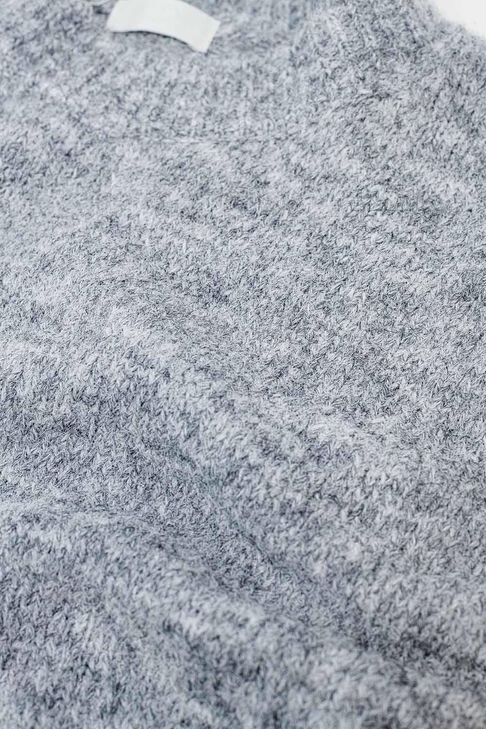 Camisola básica de malha com gola redonda em cinzento