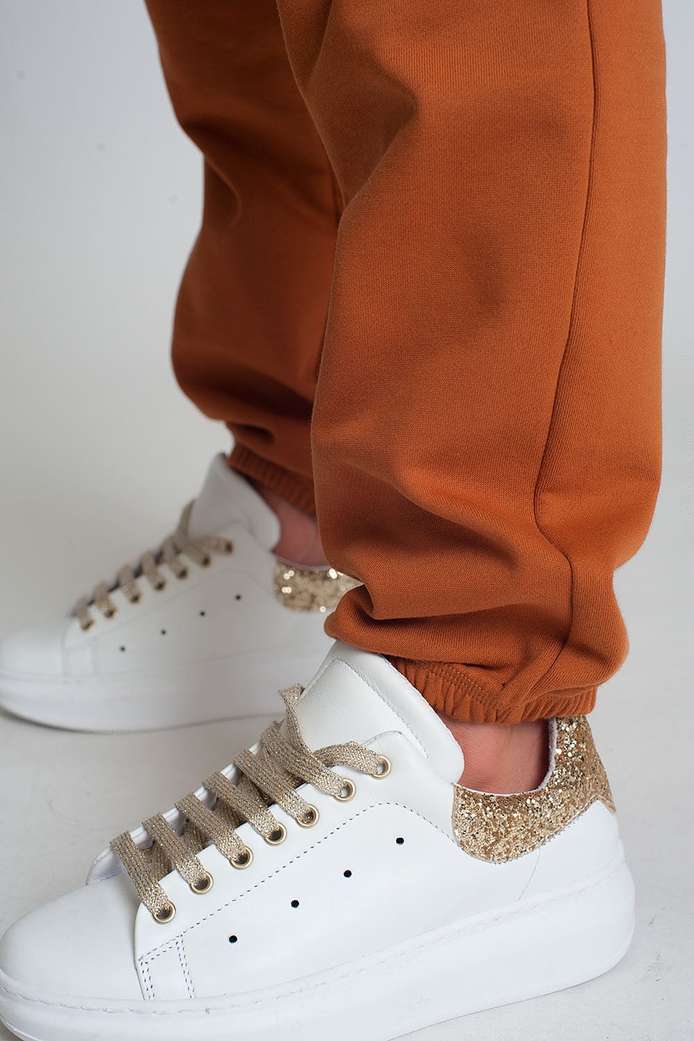 Calça de fato de treino básica com atilhos na cintura em algodão na cor camel