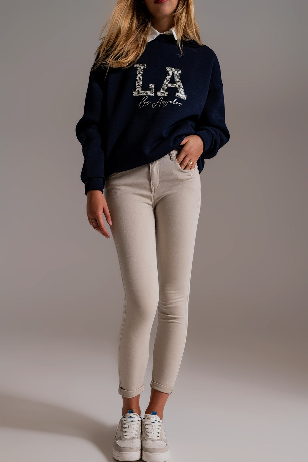 Calça de ganga bege com pregas suaves