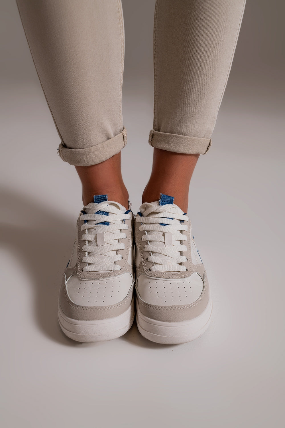 Calça de ganga bege com pregas suaves