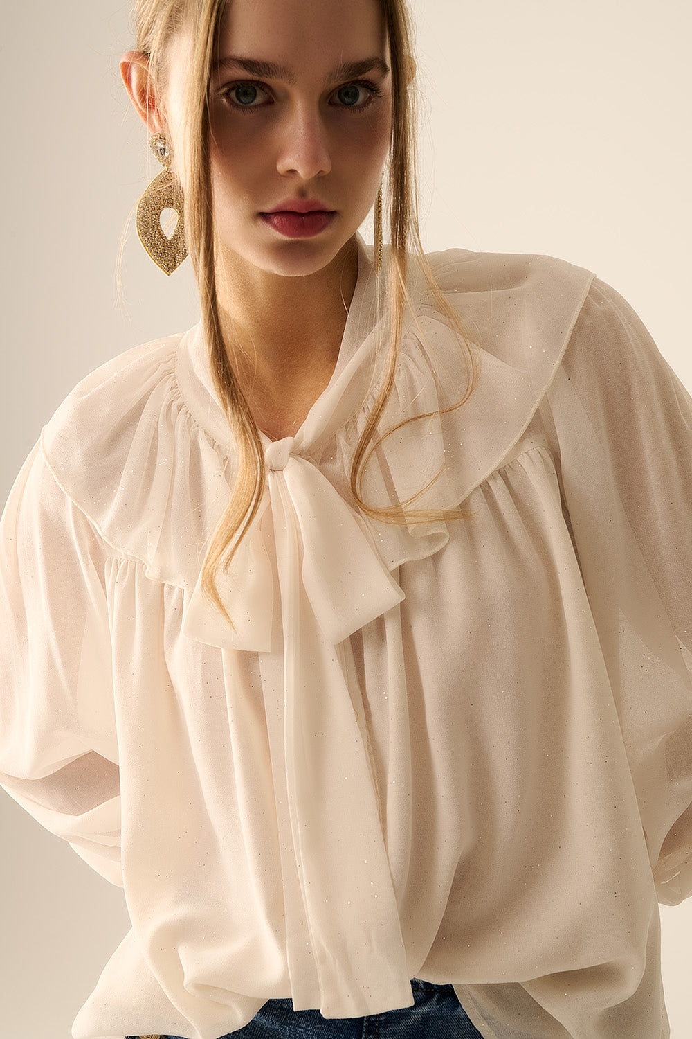 Camisa em chiffon bege com detalhe de laço