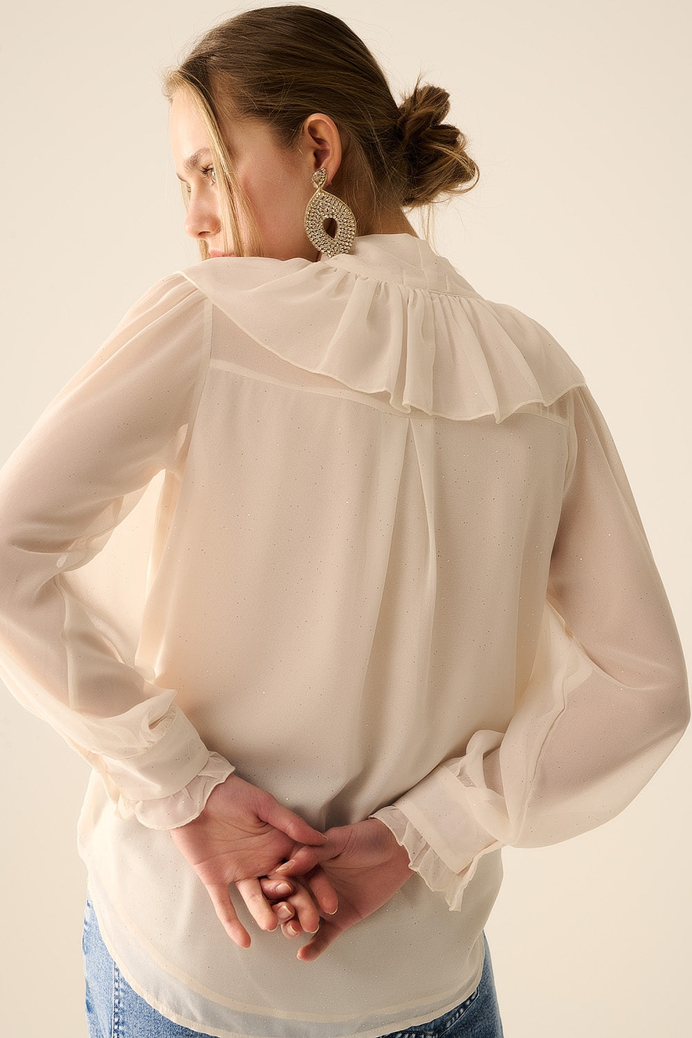 Camisa em chiffon bege com detalhe de laço