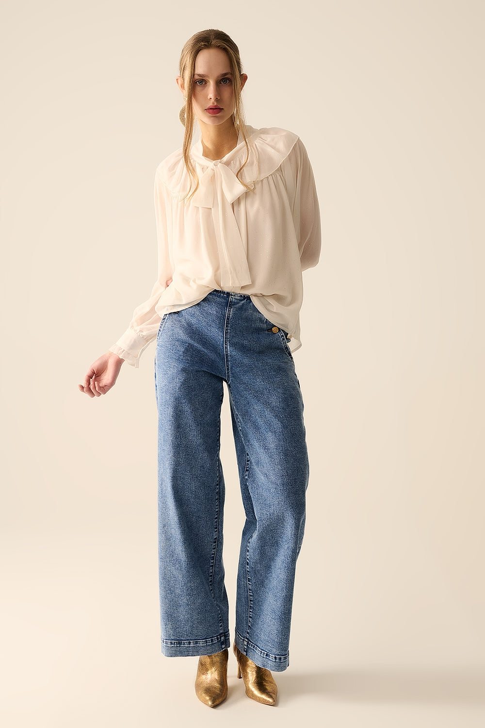 Camisa em chiffon bege com detalhe de laço