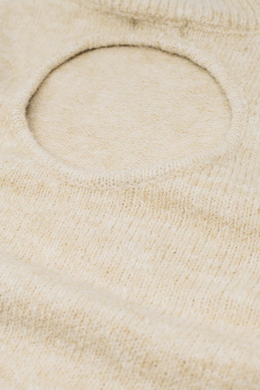 Beige trui met lange mouwen en open rugdetail