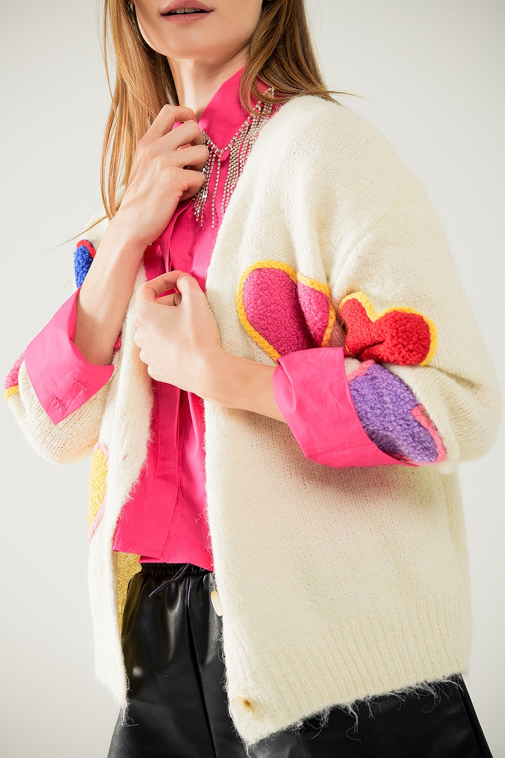 Beige gebreid vest met geborduurde hartjes