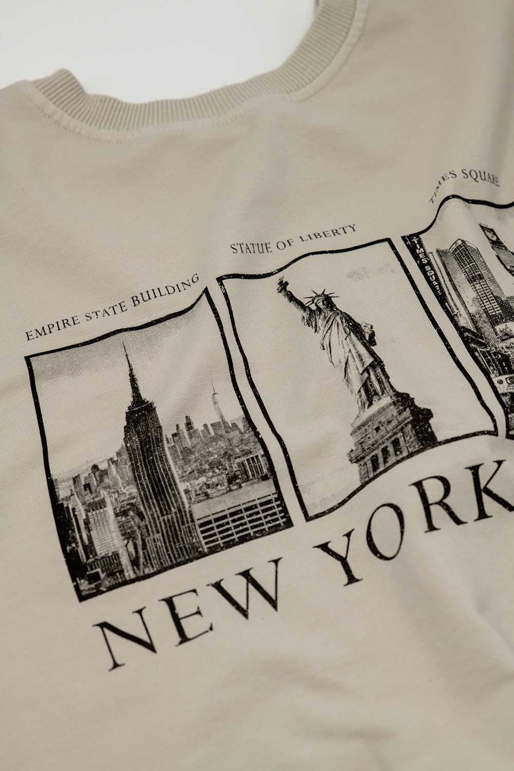 Sweatshirt bege de manga comprida com estampado da cidade de Nova Iorque