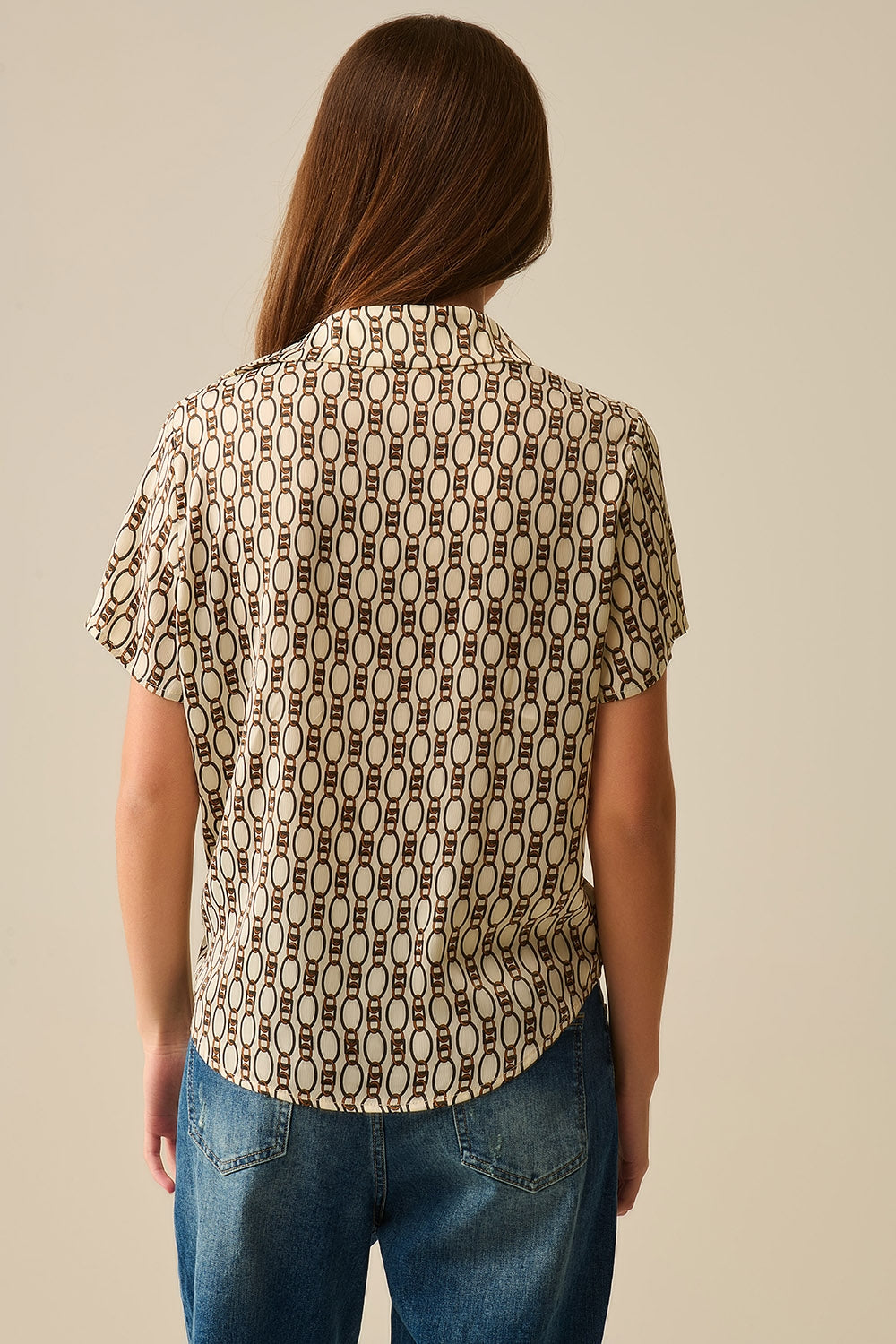 Polo bege de manga curta com estampado de corrente