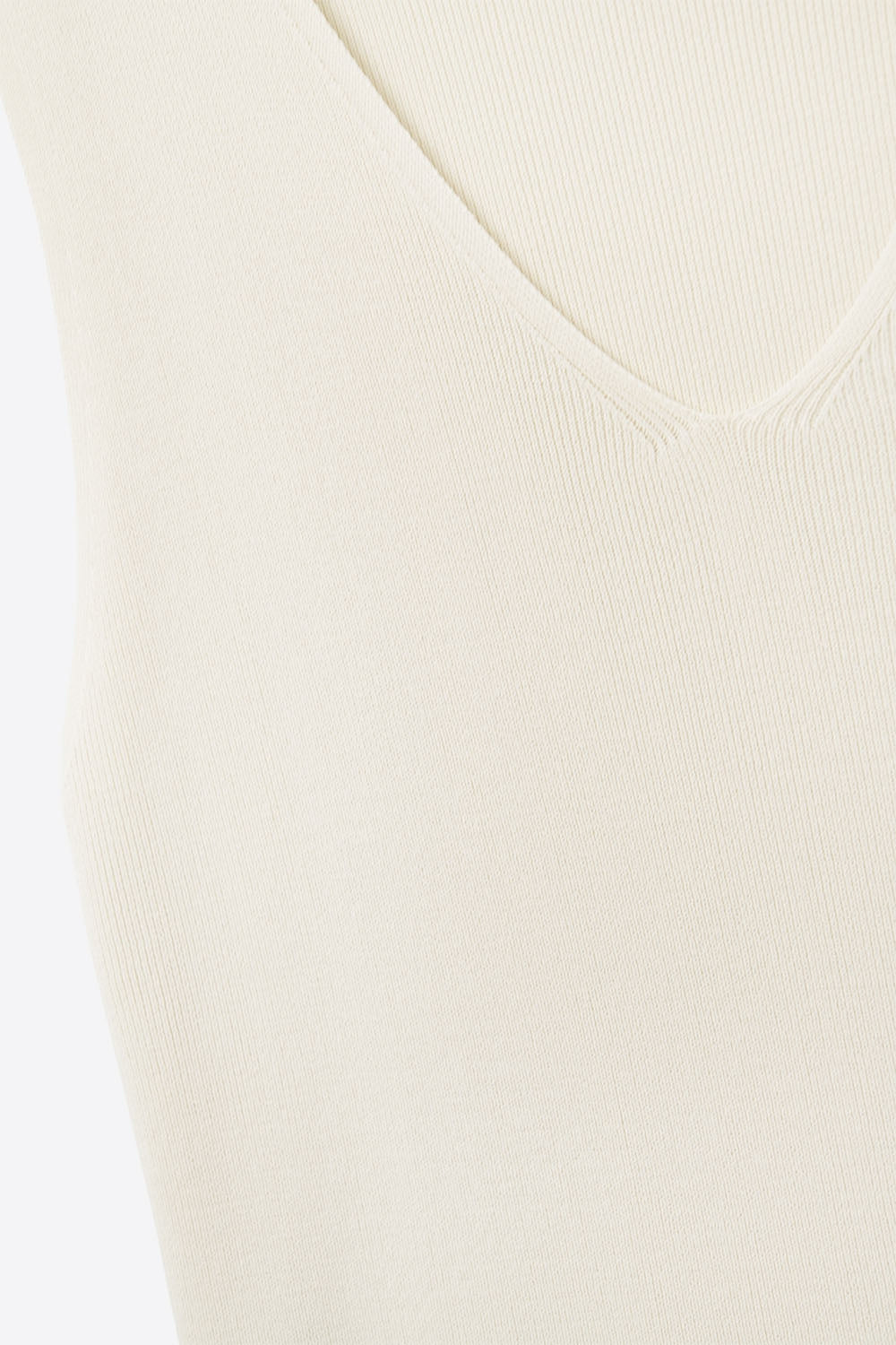 Beige mouwloze fijn gebreide top met V-hals