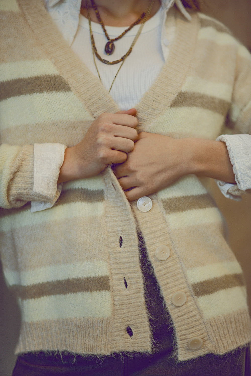 beige gestreepte pluizige cardigan
