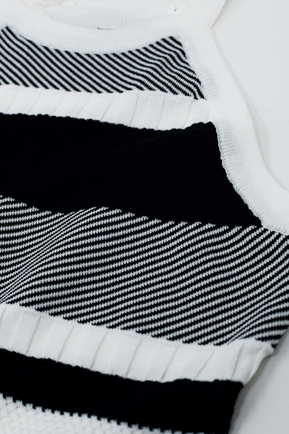 Regata Halter Preta e Branca com Riscas em Diferentes Malhas