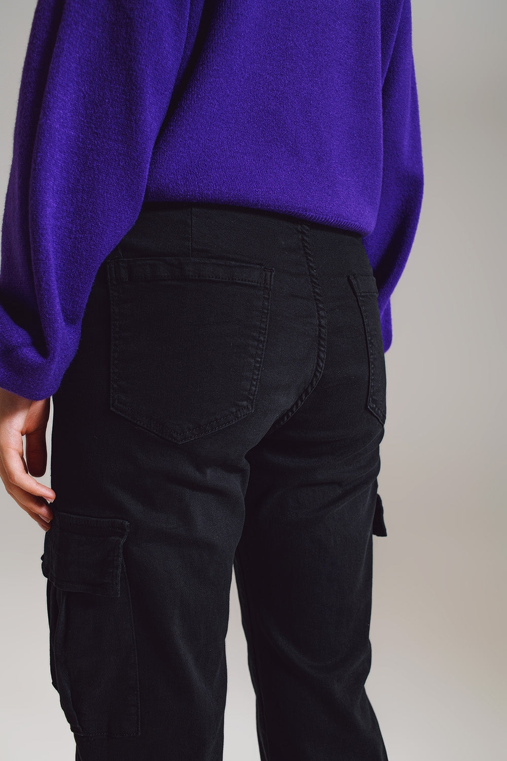 calças cargo pretas com cós e bainha elásticos