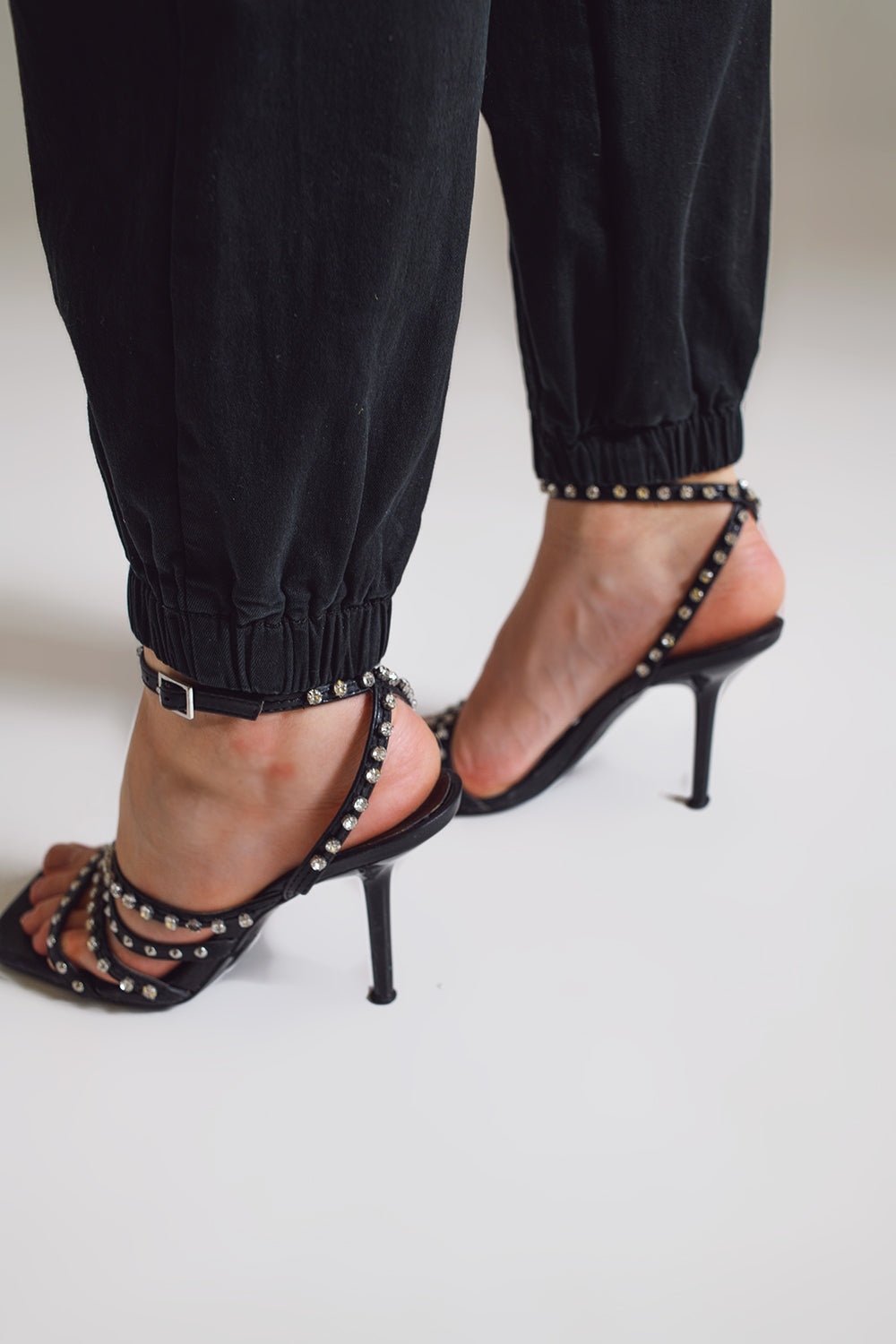 calças cargo pretas com cós e bainha elásticos