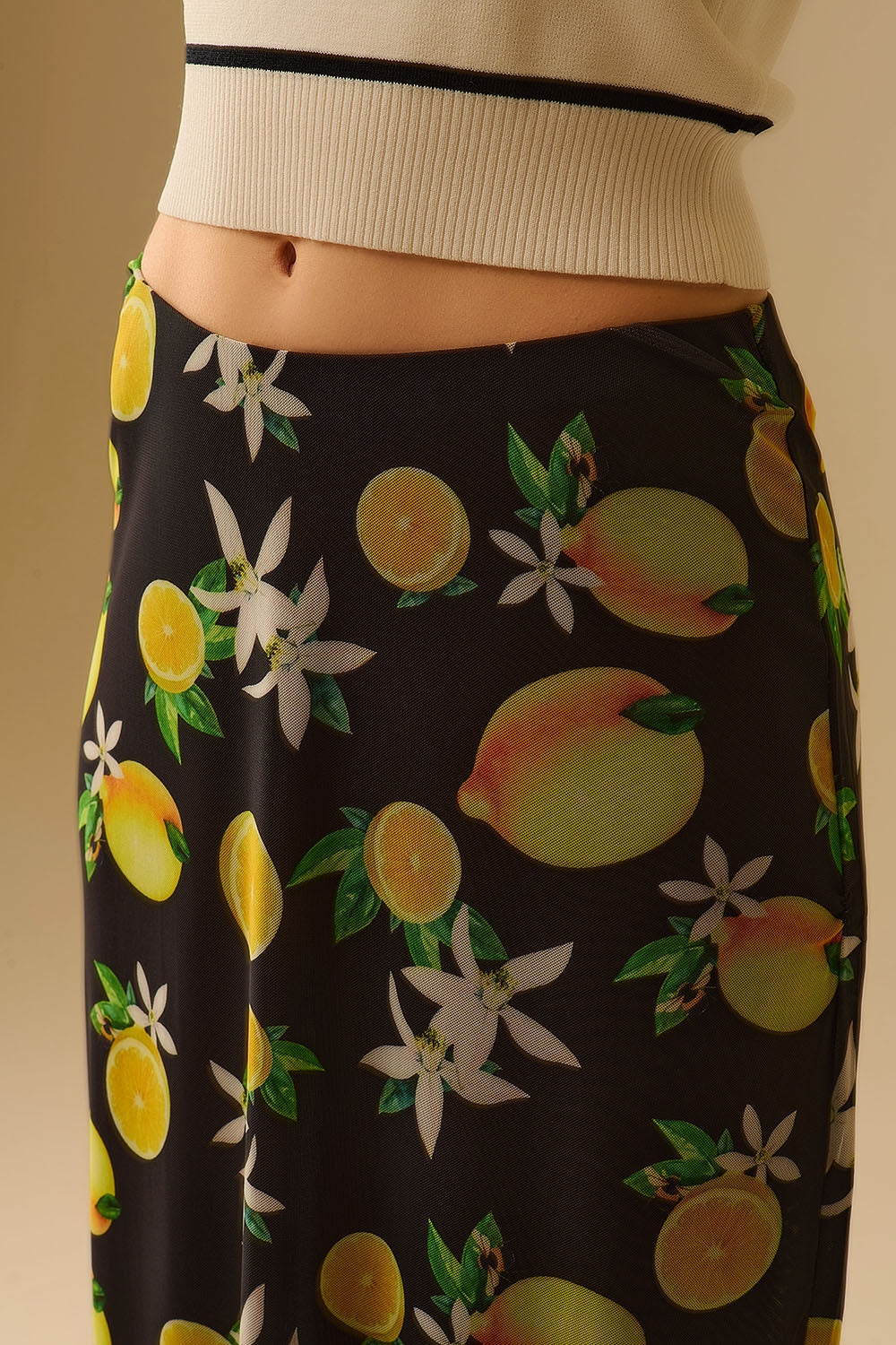 Black Fitted midi skirt with lemon print in mesh fabric