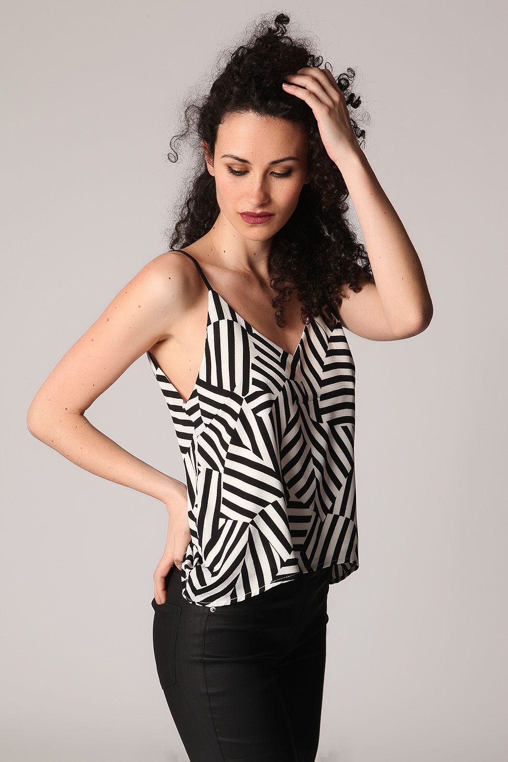 Top cami preto com estampado geométrico