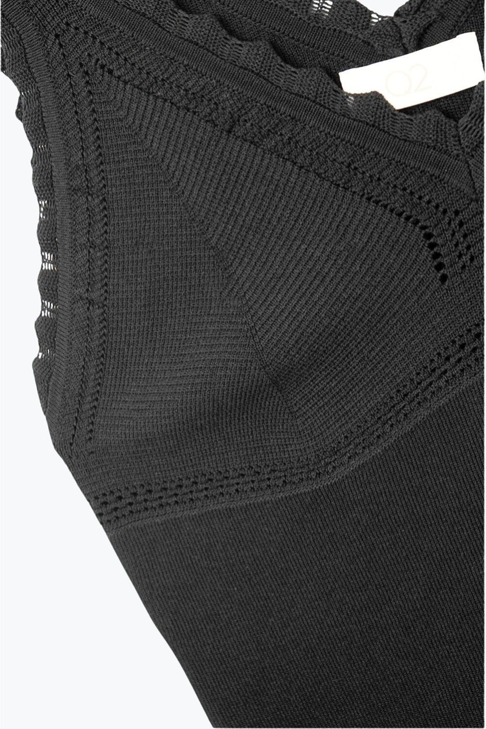 Blusa de malha preta com decote em V e bordas recortadas