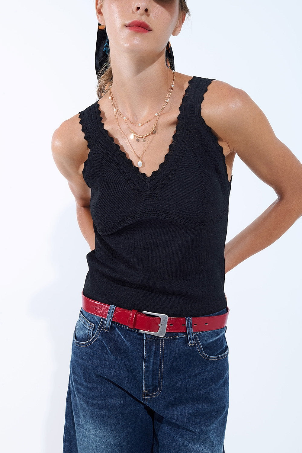 Blusa de malha preta com decote em V e bordas recortadas