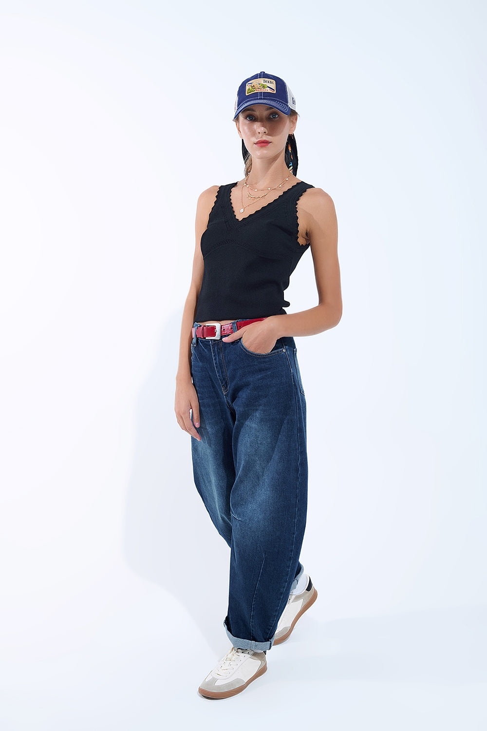 Blusa de malha preta com decote em V e bordas recortadas