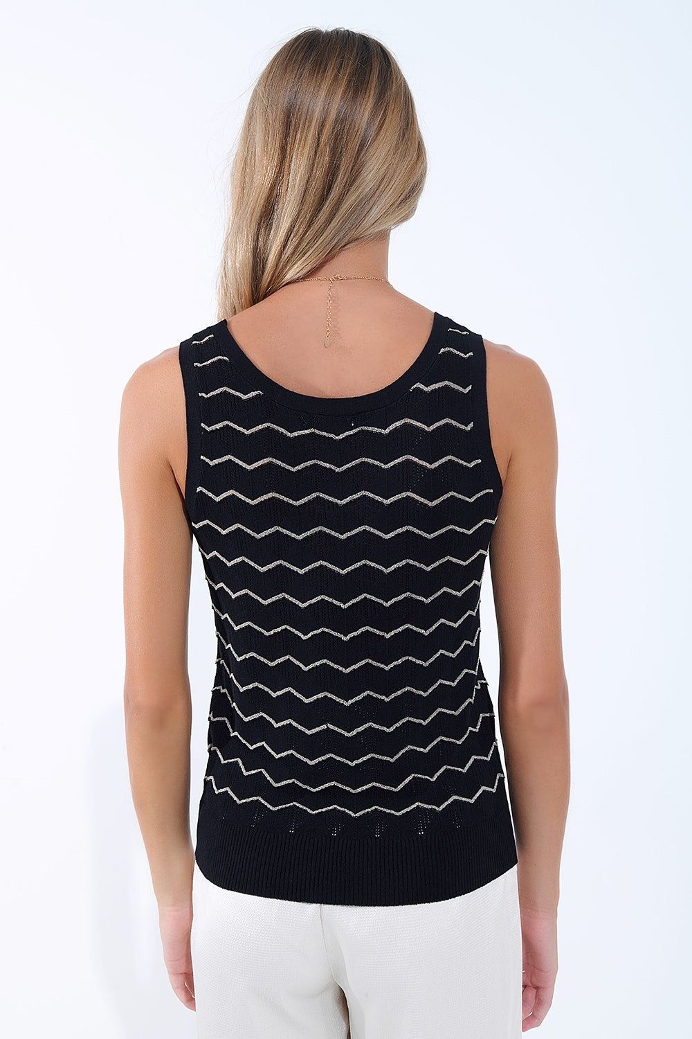 Camisola de malha preta com padrão ziguezague dourado