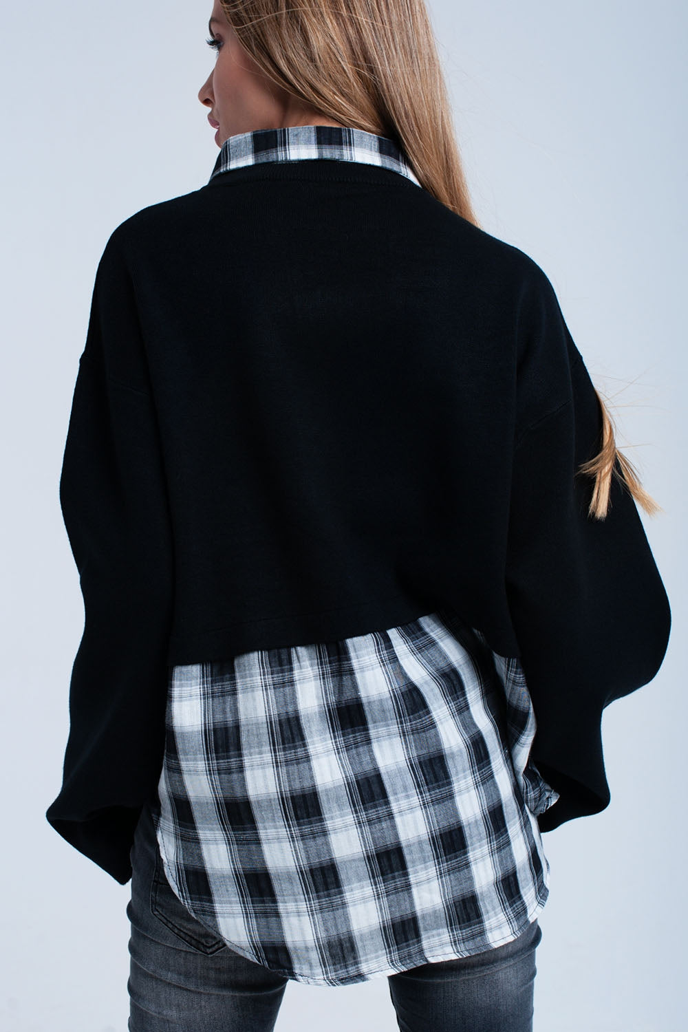 Sweatshirt preta em camadas