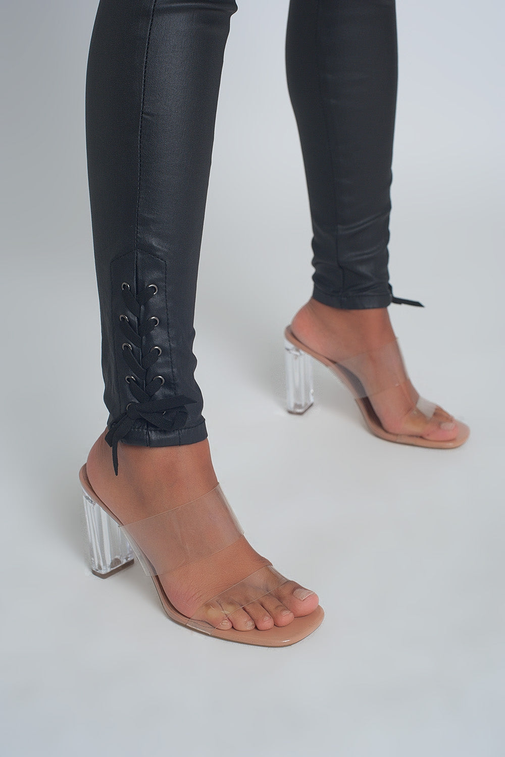 Calça preta com efeito de pele e bainha com atacadores