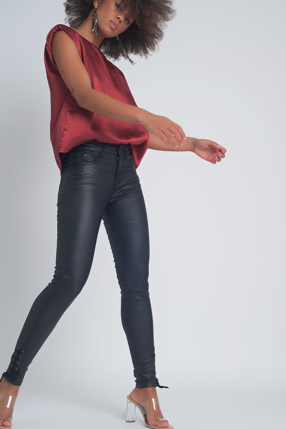 Calça preta com efeito de pele e bainha com atacadores