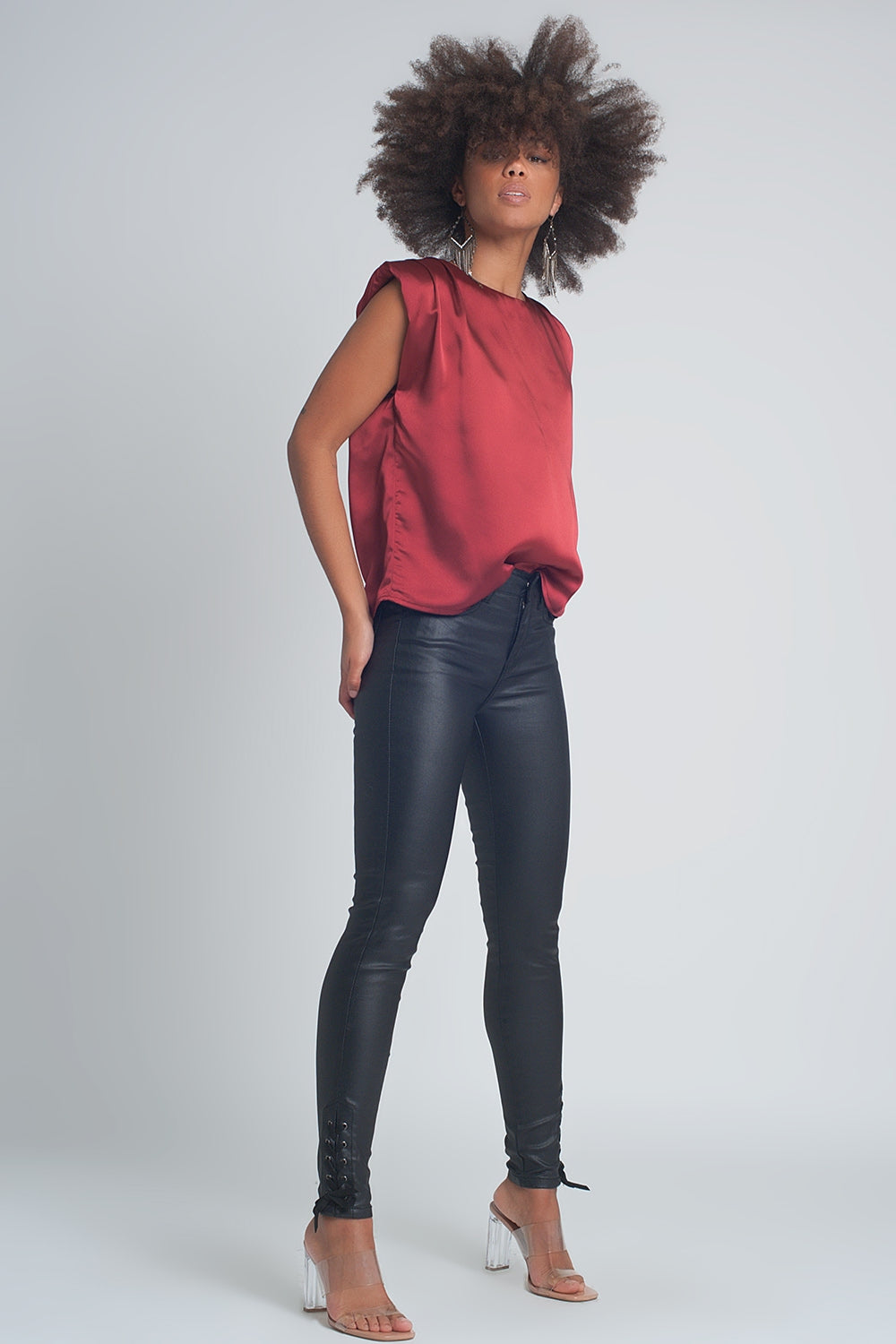 Calça preta com efeito de pele e bainha com atacadores