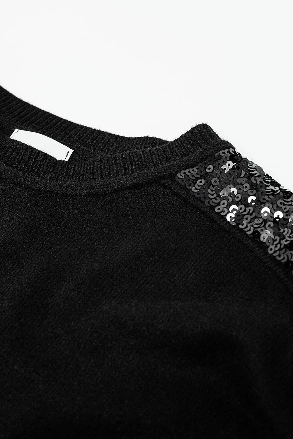 Camisola preta de manga comprida com lantejoulas nos ombros