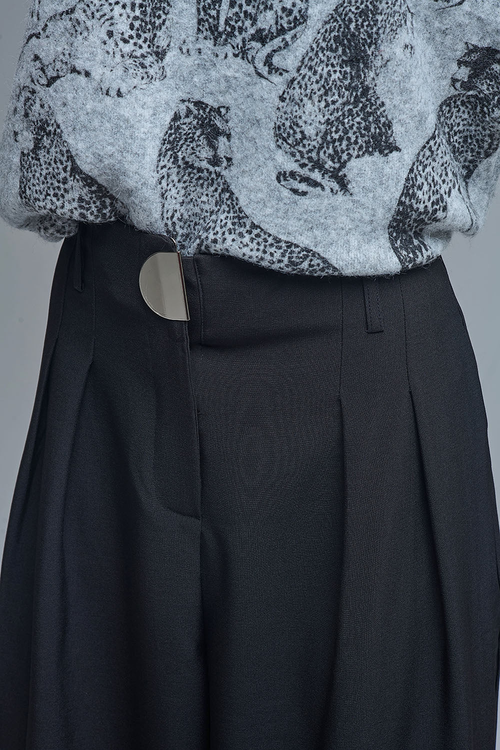 Zwarte geplooide wijde broek met metalen gesp