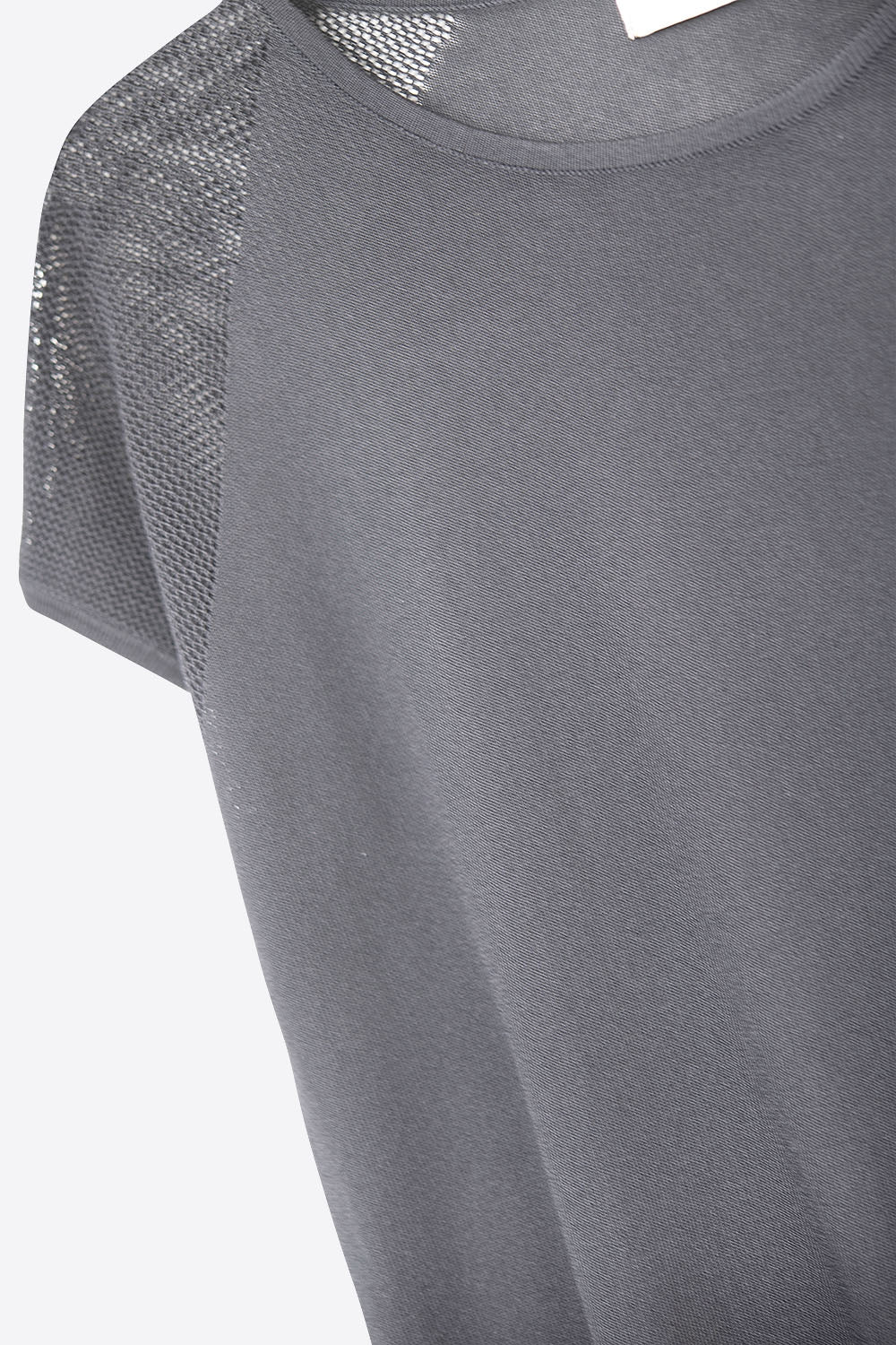 Zwarte geribbelde trui met korte mouwen en gebreid gaas op de schouder