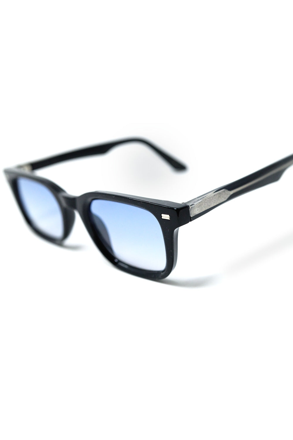 Óculos de sol quadrados pretos com lentes degradé azuis e detalhes laterais em metal