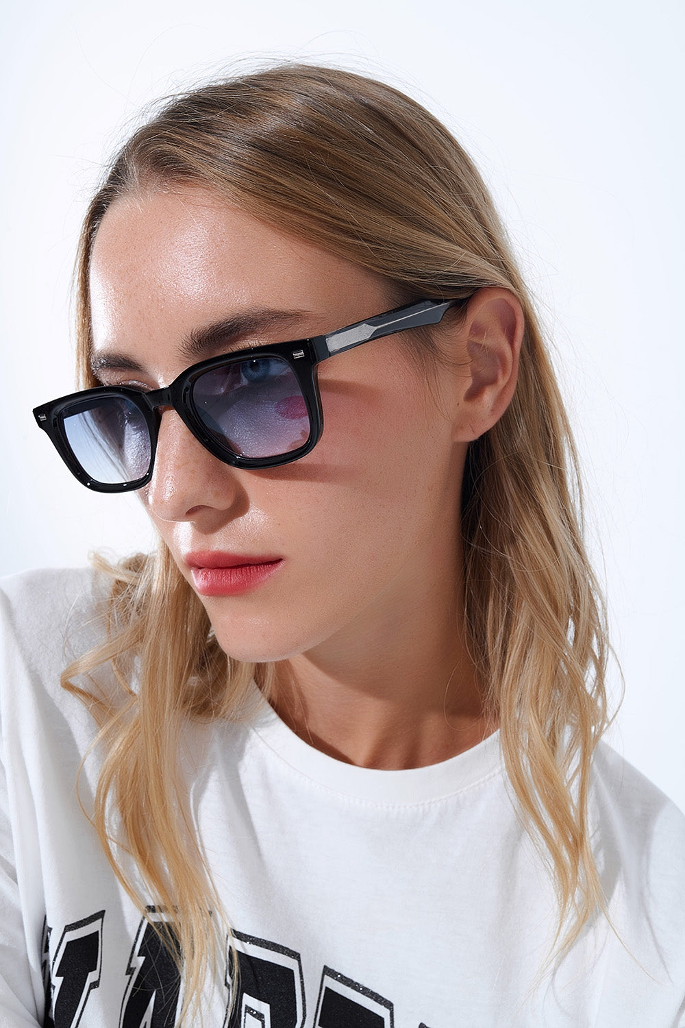 Óculos de sol quadrados pretos com lentes degradé azuis e detalhes laterais em metal