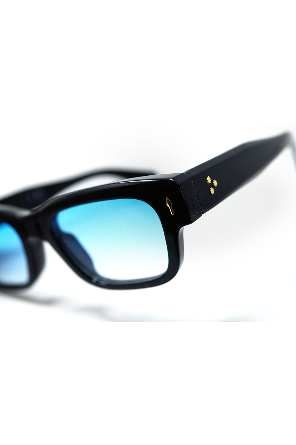 Óculos de sol pretos com armação oval com detalhe dourado e vidro azul