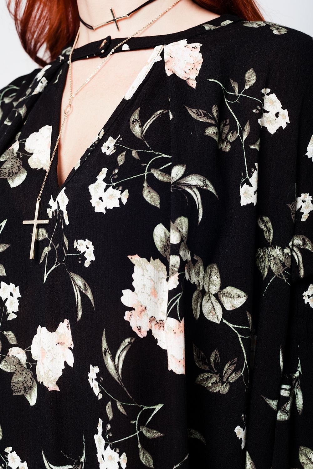 Vestido preto rodado com estampado floral