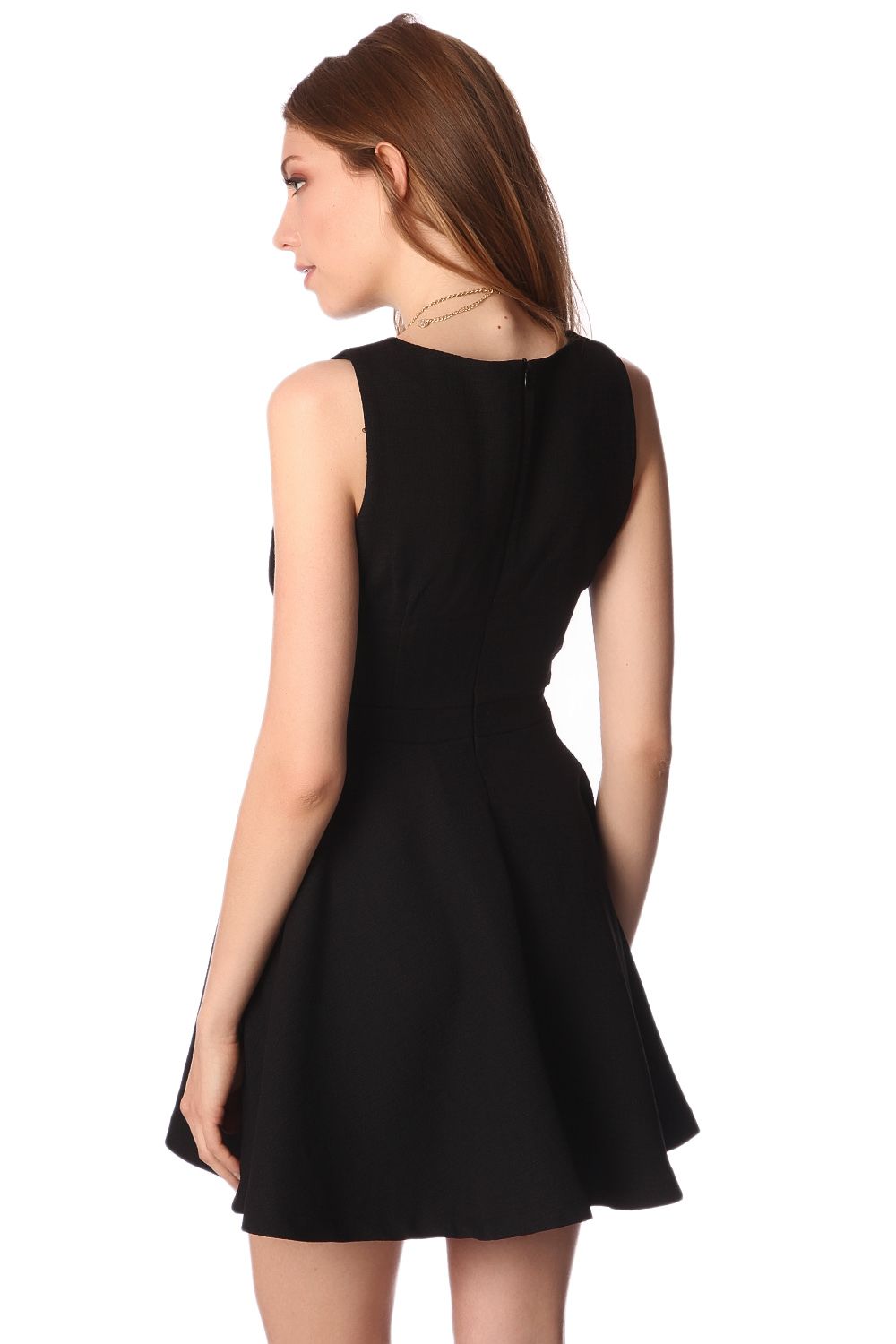 Vestido preto texturado com detalhe de cinto na cintura