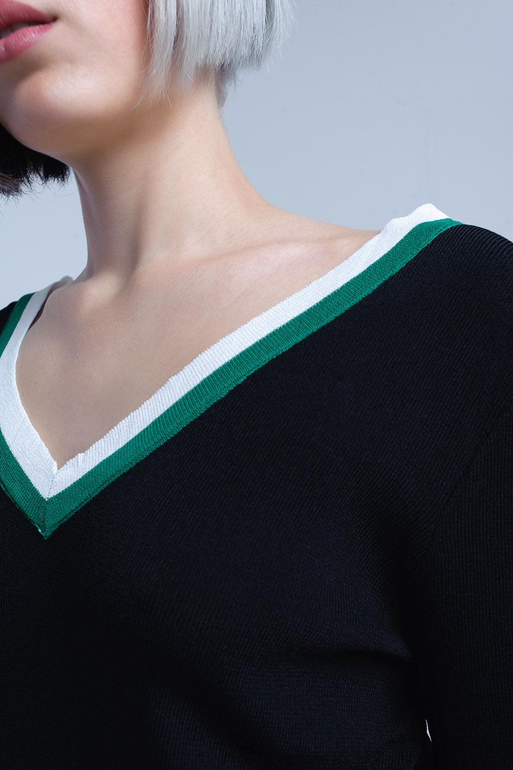 Camisola preta com decote em V e acabamento contrastante verde e branco