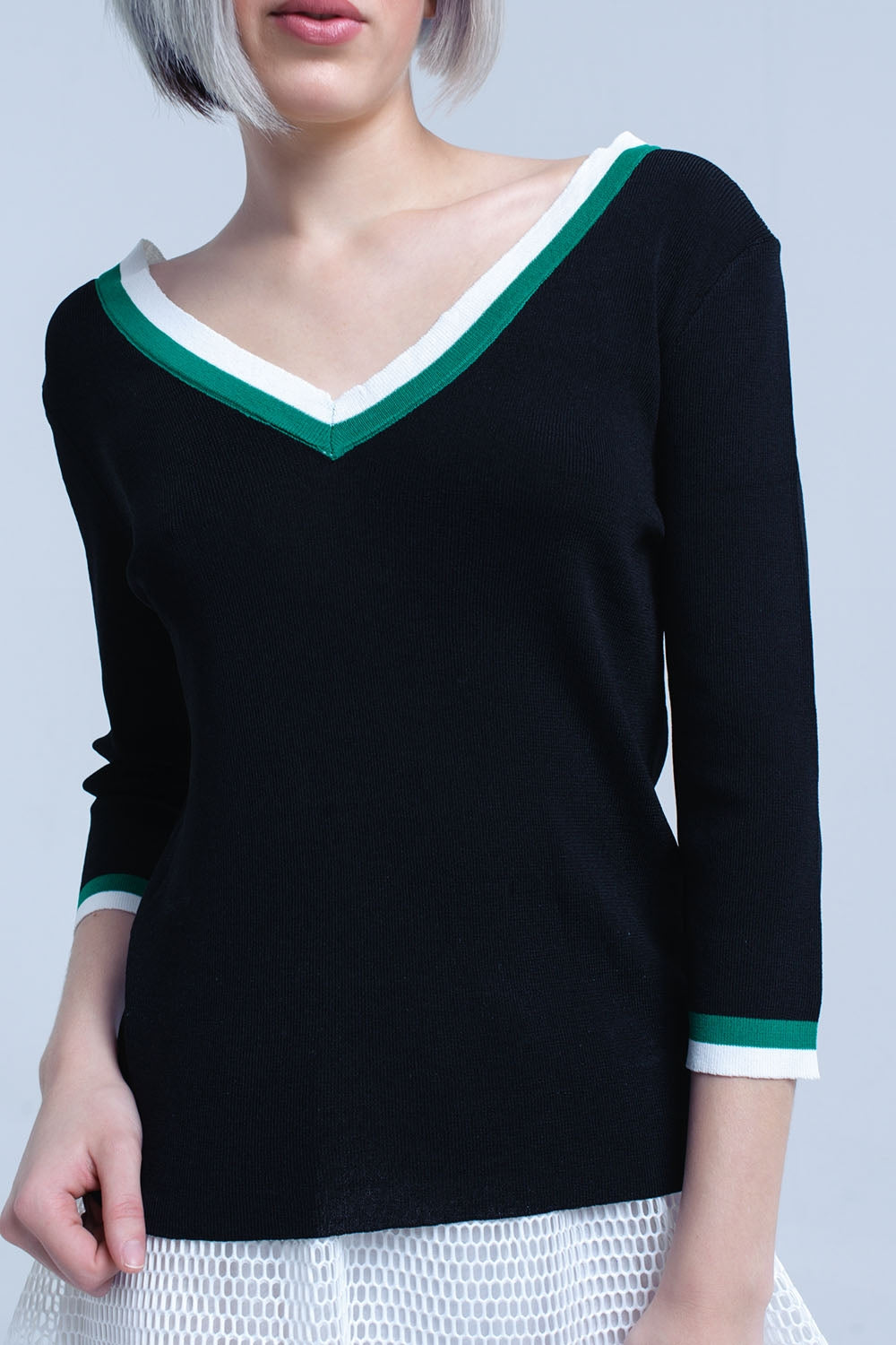 Camisola preta com decote em V e acabamento contrastante verde e branco