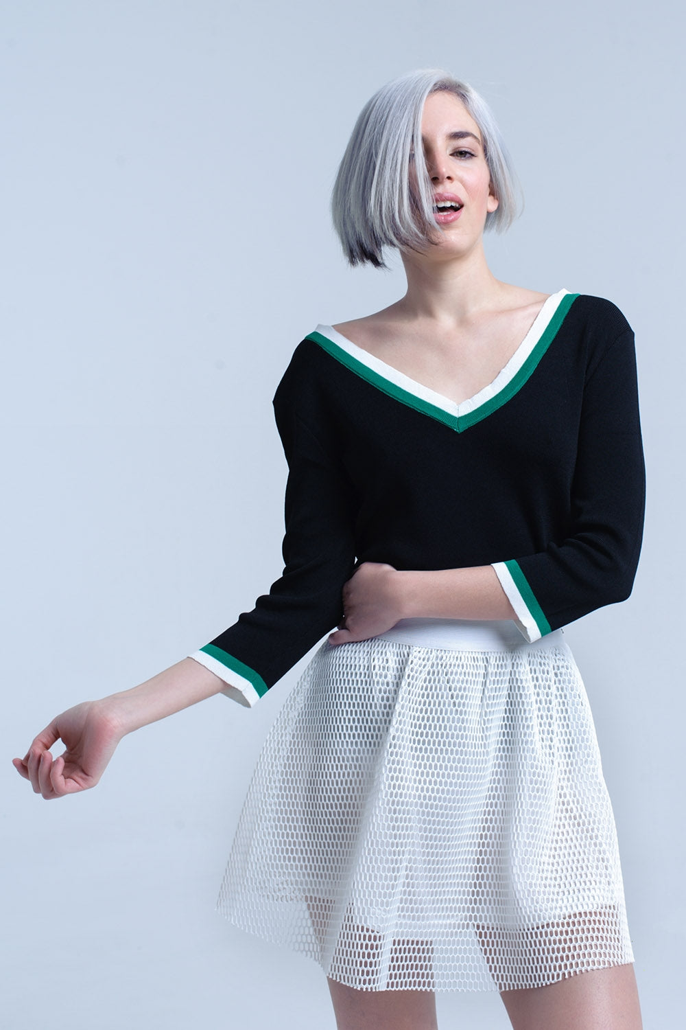 Camisola preta com decote em V e acabamento contrastante verde e branco