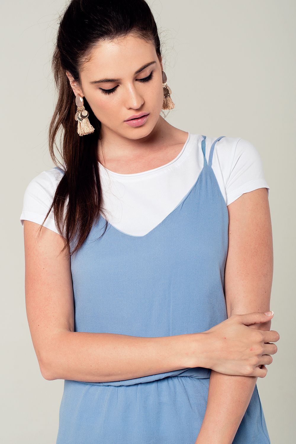 Vestido curto azul com detalhe em crochet nas costas