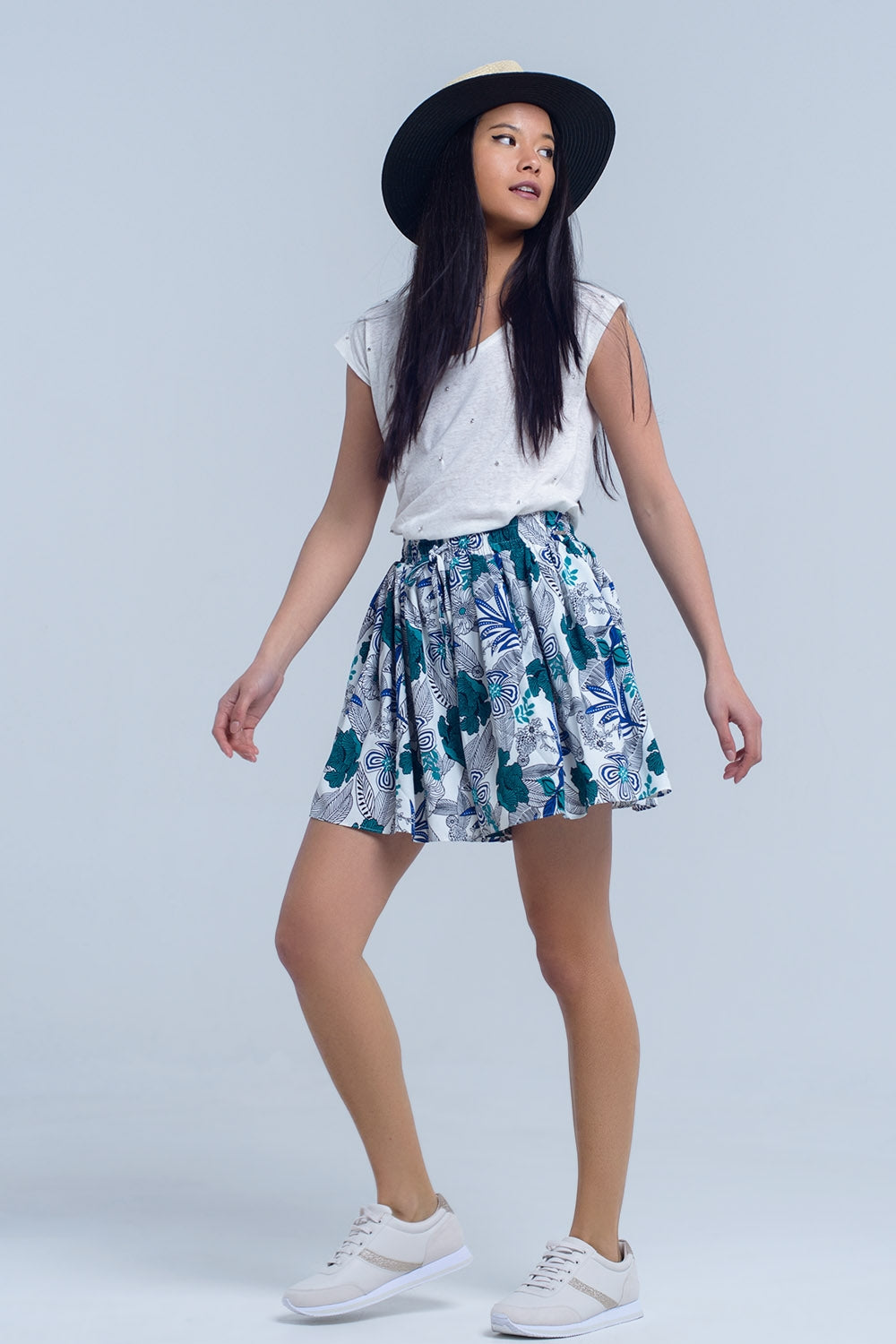 Mini saia azul com estampado floral