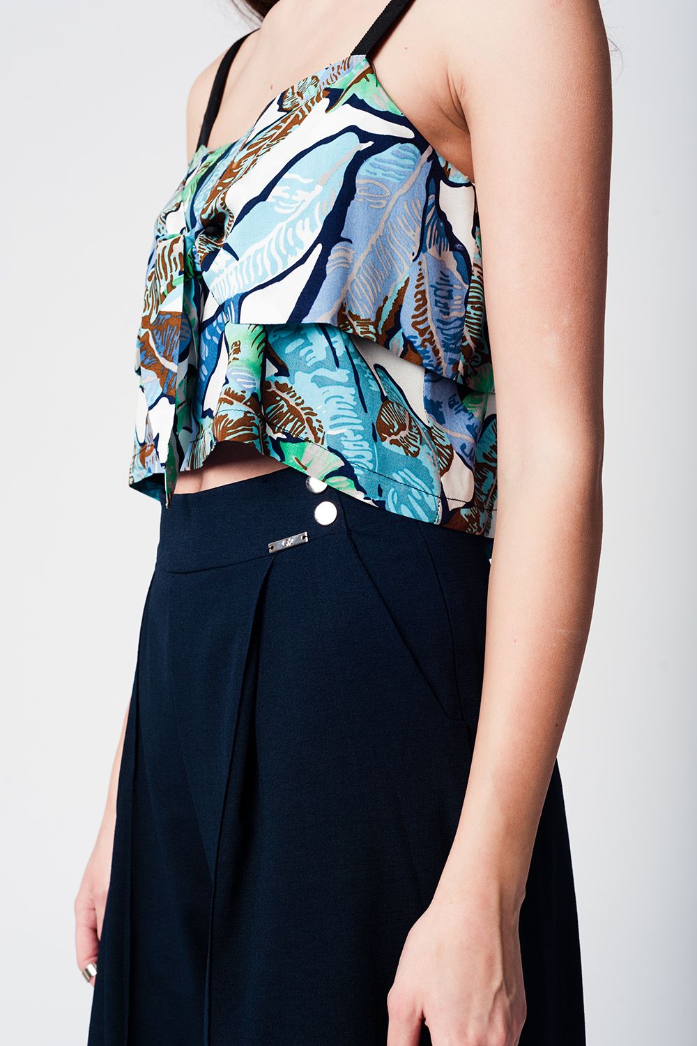 Saia calça azul marinho com botões prateados