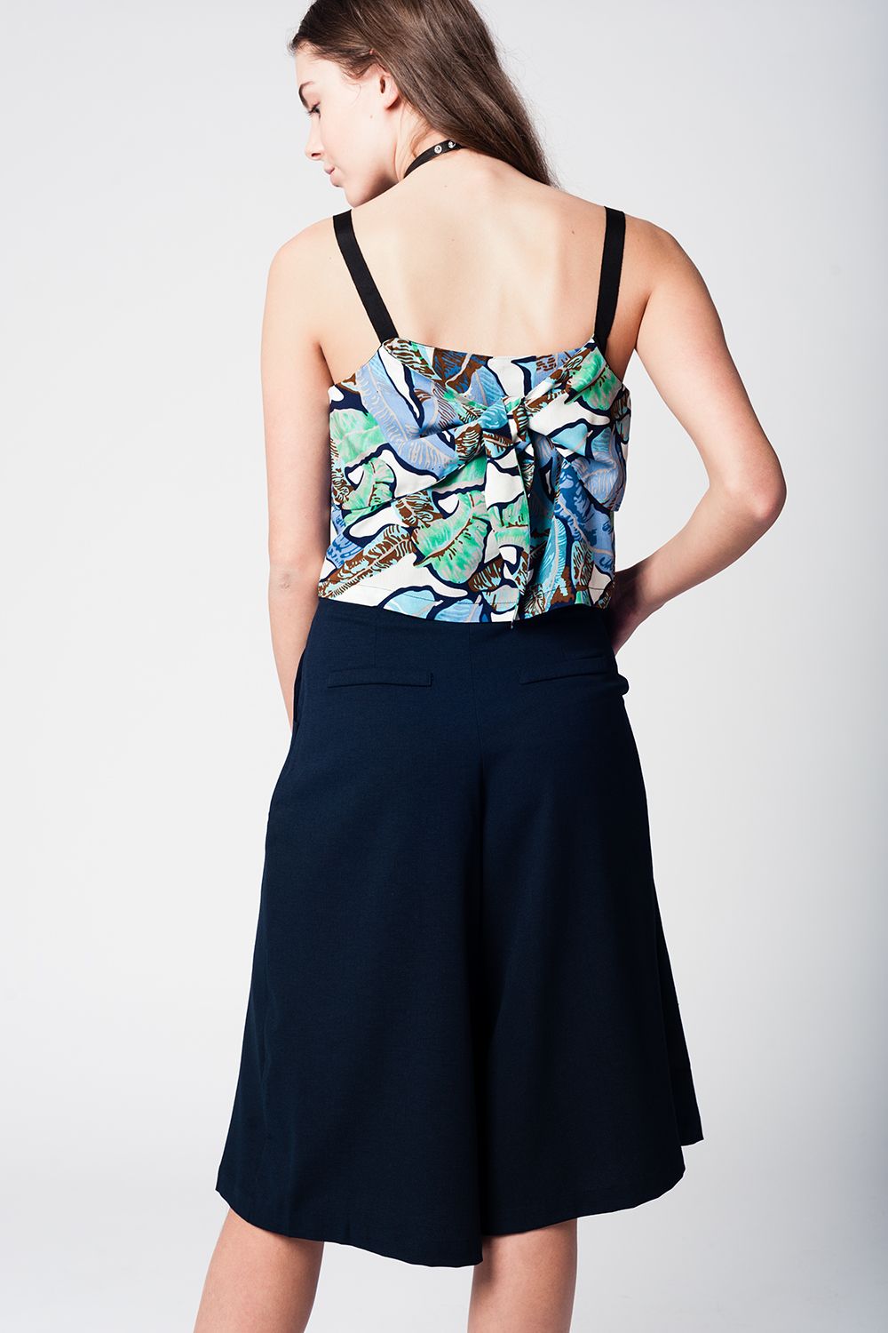 Saia calça azul marinho com botões prateados