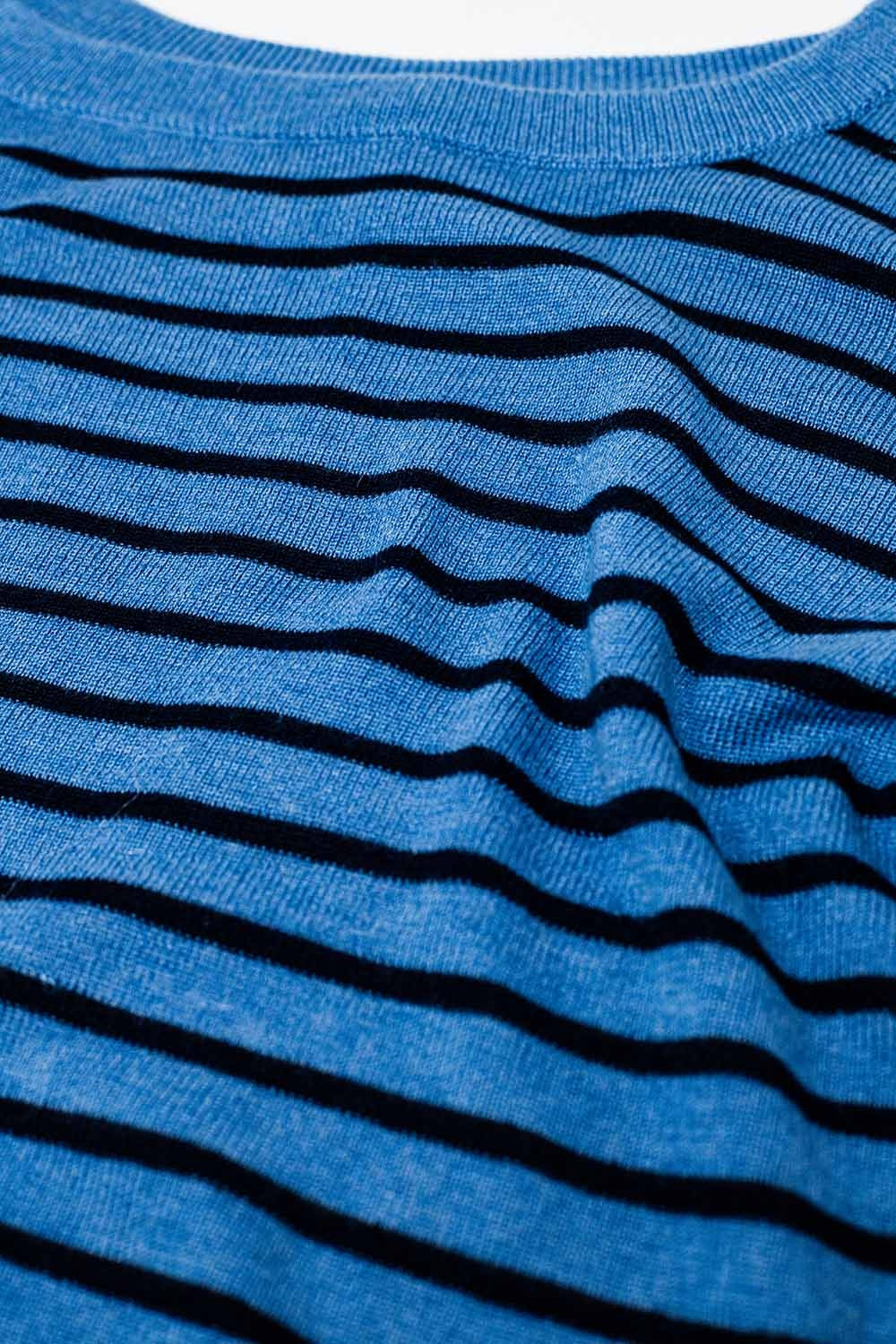 Blauw gestreepte fijn gebreide trui met boothals