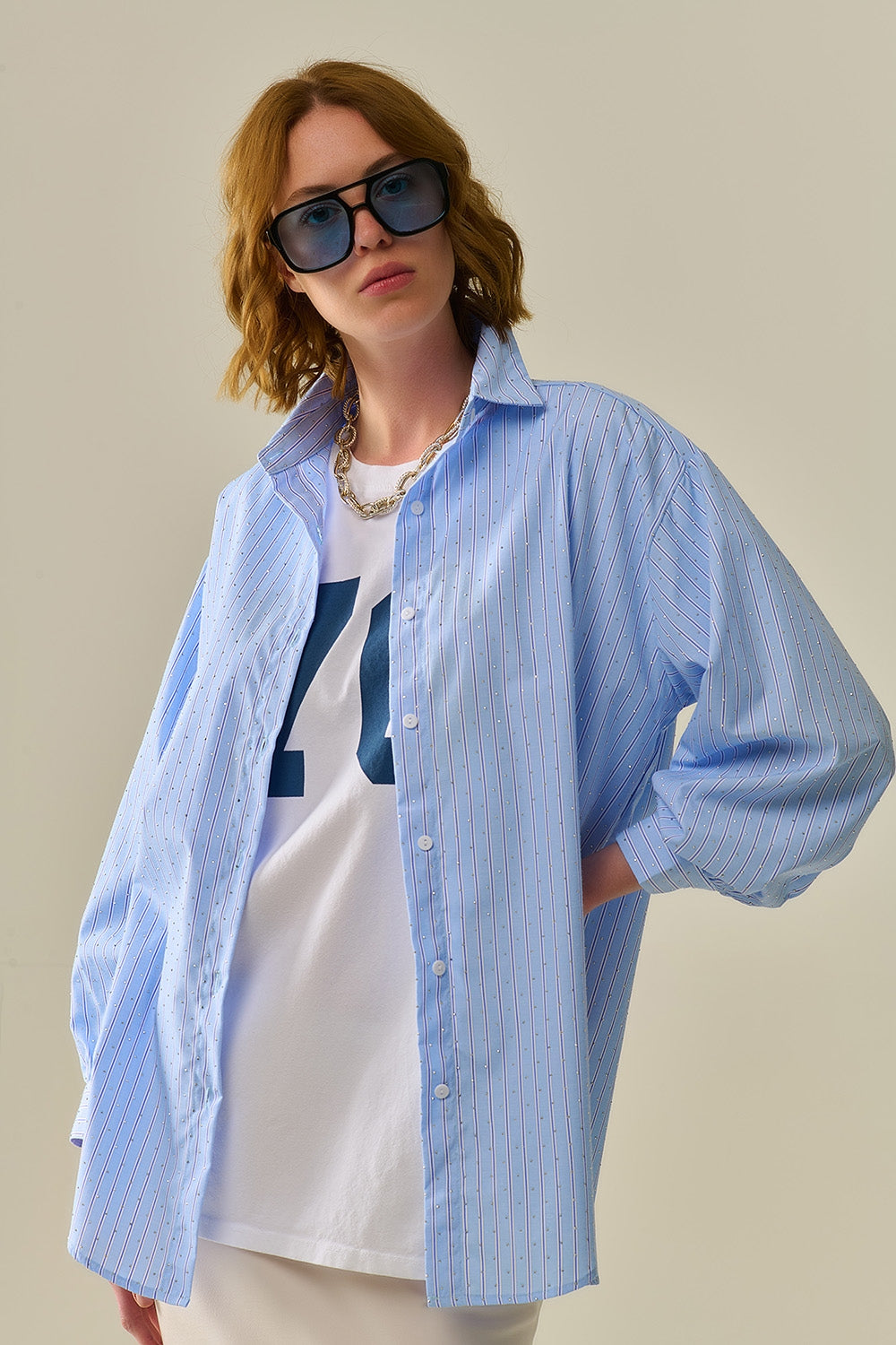 camisa de popelina listrada azul adornada com strass