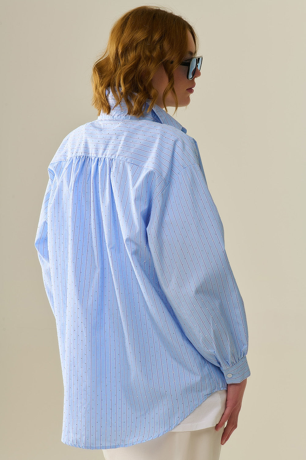 camisa de popelina listrada azul adornada com strass