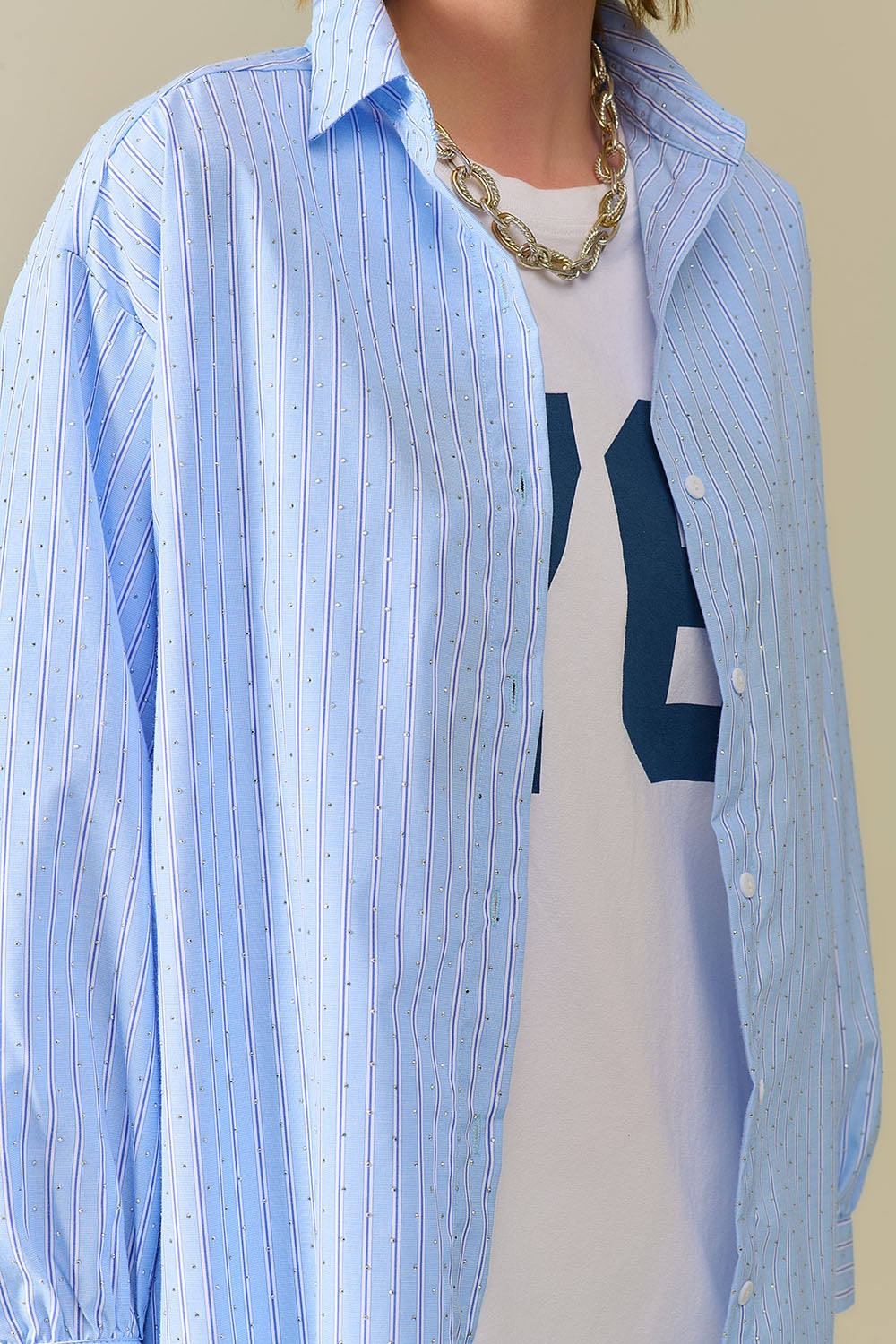 camisa de popelina listrada azul adornada com strass