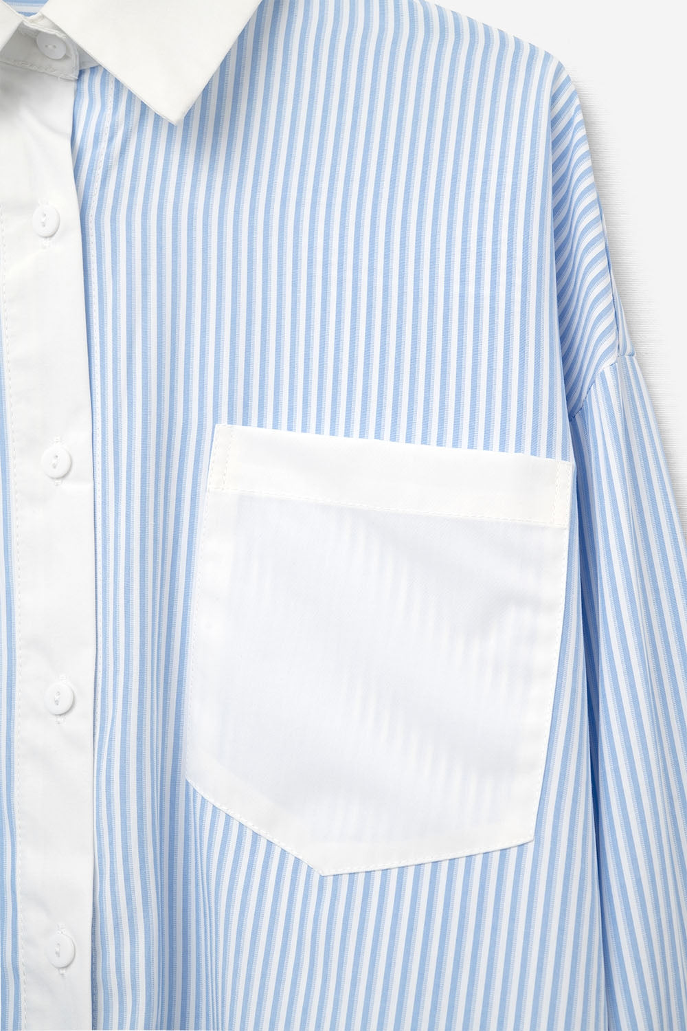 Camisa azul às riscas com bolso e gola branca