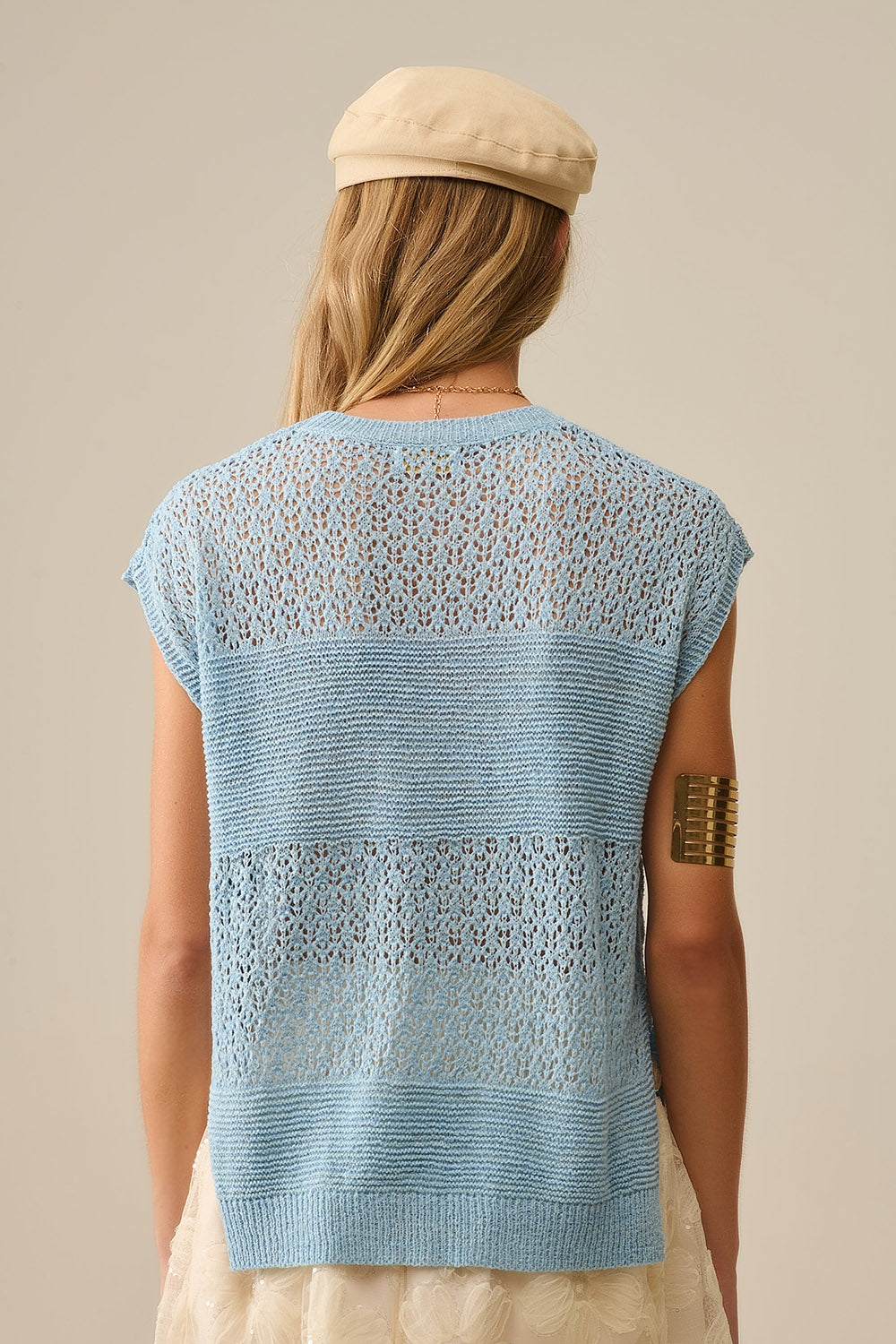 Blauwe trui met zachte open brei en afhangende mouwen