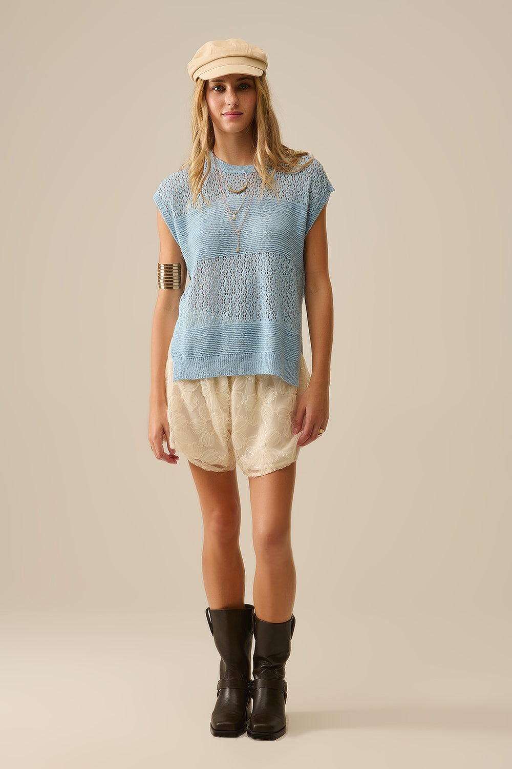 Blauwe trui met zachte open brei en afhangende mouwen